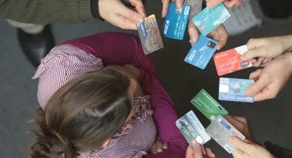 Bancos incitan al gasto con tarjetas mientras se desacelera el consumo