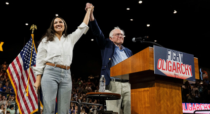 El Observador | AOC con Bernie Sanders en el  “Fight Oligarchy” tour - Reuters.webp