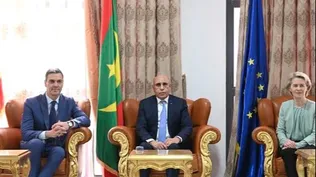 España destinará en los próximos años más de 300 millones de euros al desarrollo económico de Mauritania y para que este país haga frente a la migración irregular que parte de sus costas y que está provocando una incesante llegada de cayucos a Canarias. Esa ayuda ha sido avanzada por el presidente del Gobierno, Pedro Sánchez, en una declaración junto a la presidenta de la Comisión Europea, Ursula von der Leyen, y el presidente de Mauritania, Mohamed Ould Ghazouani. Sánchez se encuentra de visita a Nuakchot con Von der Leyen con el fin de reforzar la colaboración bilateral y de la UE con Mauritania en un momento de escalada de la migración irregular. España, y Canarias en concreto, está sufriendo esa presión migratoria y Mauritania es, según datos del Gobierno, el origen del 83 % de los cayucos que llegan a sus costas. No sólo a ese problema se ha referido Sánchez en su intervención, pero sí ha sido uno de los elementos principales y está en el fondo de la ayuda integral que se va a prestar al país. Tal y como había avanzado poco antes en un foro sobre hidrógeno verde organizado con motivo de su visita y la de Von der Leyen, en los próximos cinco años se pondrán 200 millones de euros a disposición de proyectos de viabilidad, financiación de proyectos específicos y seguros de créditos. Se hará énfasis especial en proyectos verdes y en inversiones en energías renovables. Además, ha anunciado un aumento de los instrumentos de cooperación al desarrollo. Ha explicado que se ha firmado el nuevo Acuerdo Marco País que está alineado con la estrategia mauritana para el crecimiento acelerado y la prosperidad compartida. Este nuevo acuerdo, ha dicho, prevé 60 millones de euros para proyectos de desarrollo en los cuatro próximos años. Adicionalmente, destinará 50 millones de euros más en los próximos cinco años a nuevos proyectos de cooperación financiera. Sánchez ha precisado que ya se está trabajando con el Banco Mundial para identificar proyectos específicos cofinanciados en los ámbitos de energías renovables e infraestructuras y se espera que haya pronto avances en estos campos. Ha sumado a todo ello el hecho de que España vaya a doblar su ayuda humanitaria al país, incrementando del millón de euros dedicado en 2023 a dos millones este año. El presidente del Gobierno ha justificado ese aumento por el impacto en Mauritania que están provocando los conflictos en Mali y Níger y que están ocasionando un significativo incremento del número de refugiados y dando lugar a una situación que ha calificado de preocupante. Por tanto, las ayudas cuantificadas por Sánchez para los próximos años llegan a los 312 millones de euros, pero junto a esas medidas ha afirmado que España reforzará la cooperación destinada a tratar la presión migratoria. Fortaleceremos nuestros proyectos de colaboración ya existentes, relativos a control fronterizo, y exploraremos posibles fórmulas para facilitar la migración regular, ha señalado. En ese sentido, ha comunicado que ya se está hablando entre los gobiernos de España y Mauritania sobre proyectos de migración circular como los que ya se han puesto en marcha con otros países y ha reiterado su defensa de garantizar flujos migratorios ordenados y seguros. Todas estas medidas confía que mejoren la presión migratoria que está sufriendo Canarias, según ha comentado en una breve conversación informal con los periodistas que cubren su viaje a Mauritania. Sánchez ha recalcado que el objetivo claro de la visita a Mauritania junto a Von der Leyen es fortalecer la cooperación con el país. Nuestro objetivo común debe ser la consecución de un desarrollo sostenible e inclusivo en Mauritania. Ese debería ser también el objetivo para la Unión Europea y España, porque la prosperidad en Mauritania es la mejor inversión hacia la estabilidad y la seguridad en esta región, ha dicho refiriéndose al Sahel. El presidente del Gobierno ha aludido también a la cooperación cultural, en cuyo contexto ha anunciado que España va a abrir una extensión del Instituto Cervantes en Nuakchot atendiendo a la solicitud que en ese sentido habían hecho las autoridades mauritanas. Presidente Ghazouani -ha subrayado Sánchez-, le puedo asegurar que puede contar con España como amigo y como socio estratégico a largo plazo