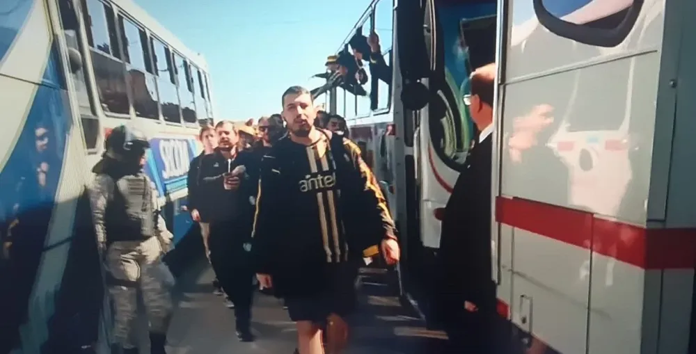 Hinchas de Peñarol suben a los ómnibus en los que se trasladaron al Gran Parque Central