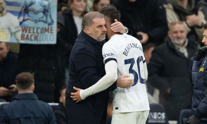 El abrazo del entrenador y Bentancur