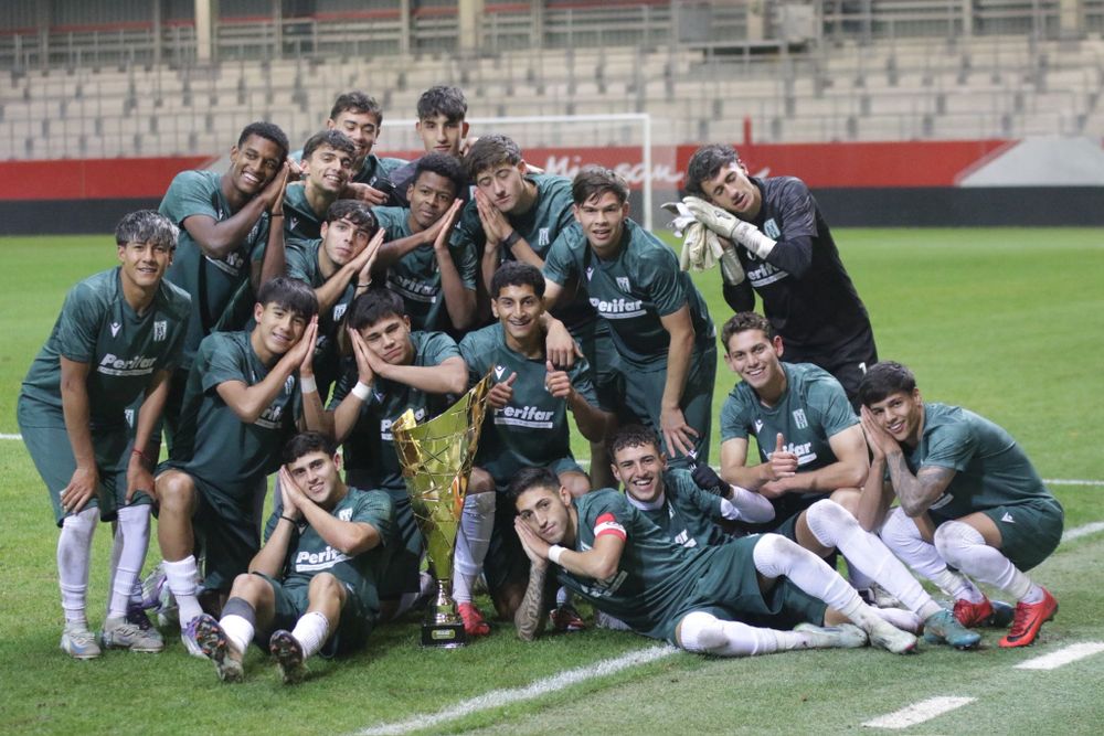 Los juveniles de Racing celebran con el trofeo que ganaron en Alemania