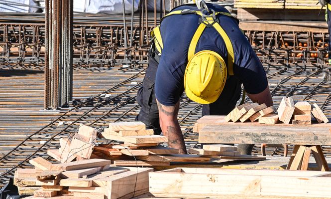 El obrero cayó desde el octavo piso de la obra