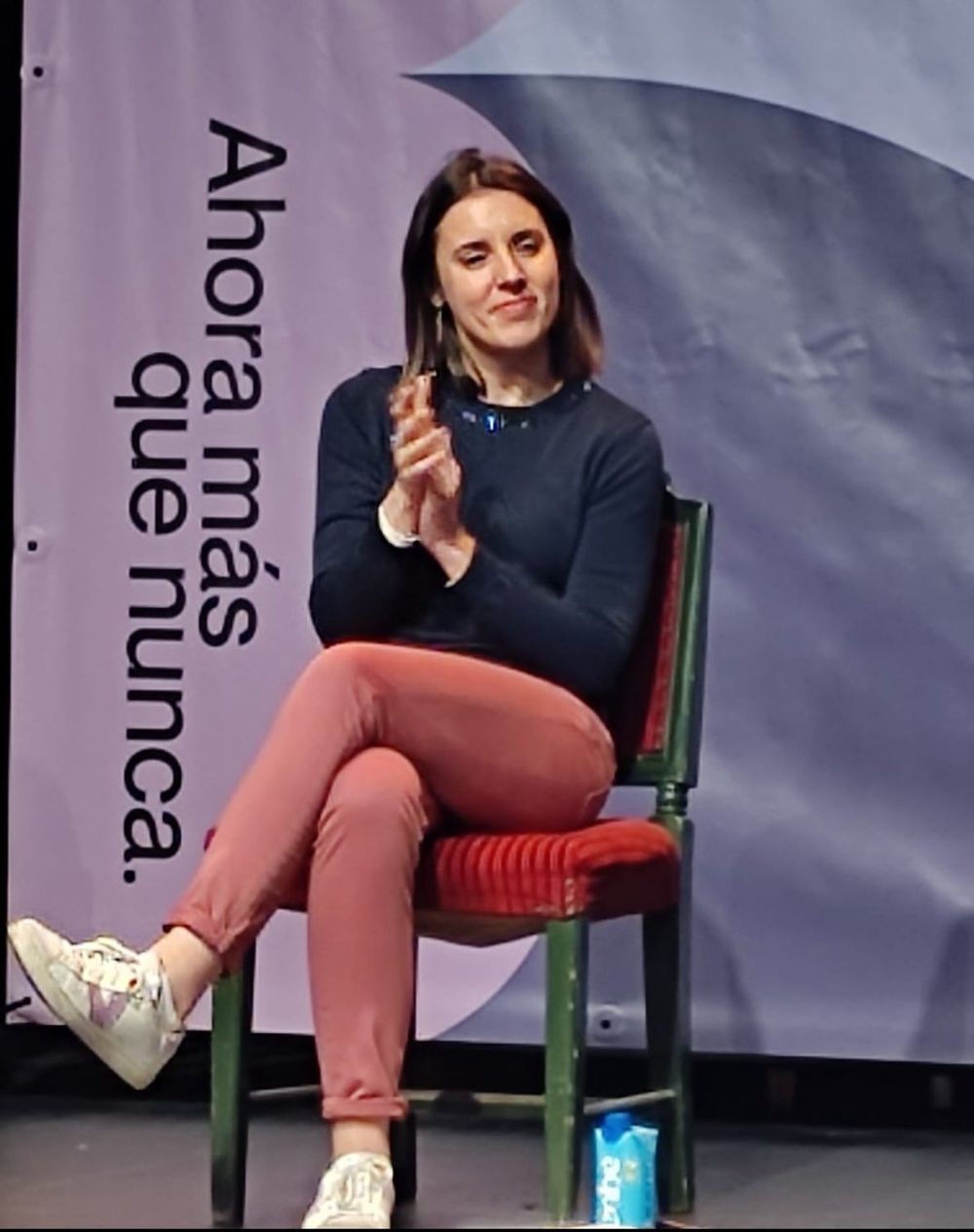 La eurodiputada Irene Montero con las zapatillas de 46 euros de Calzados Victoria
