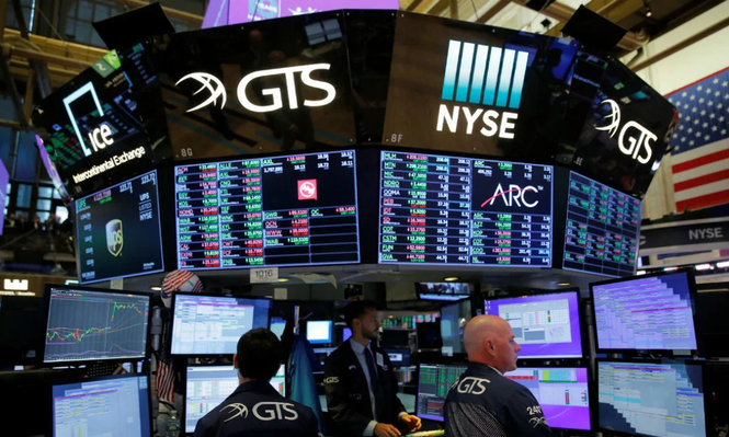 El riesgo país perforó los 900 puntos y en las operaciones de pre market ya se ubica en 893 puntos.