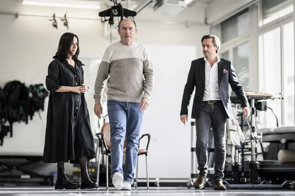 Marc, la cirujana Jocelyne Bloch y el neurocientífico Gregoire Courtine durante la presentación del resultado del neuroimplante