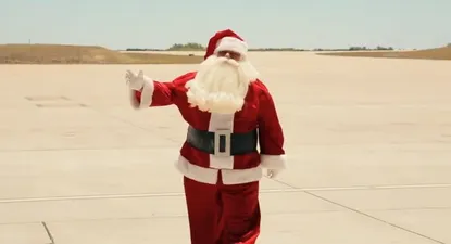 Papá Noel aterriza su trineo en el Aeropuerto de Carrasco