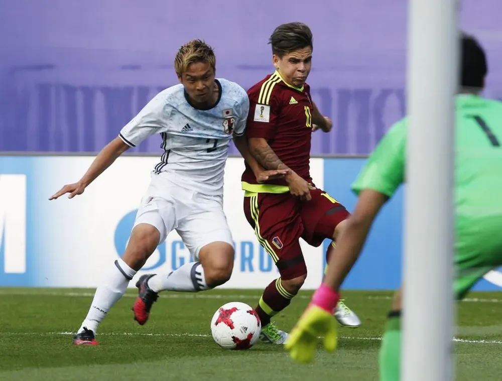 Yeferson Soteldo disputa la pelota con el japonés So Fujitani