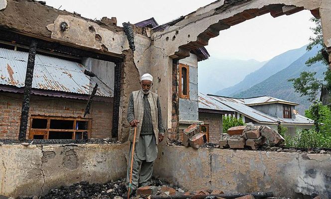 Un hombre dentro de su casa en Salamabad, Uri, cerca de la Línea de Control en la Cachemira administrada por India.