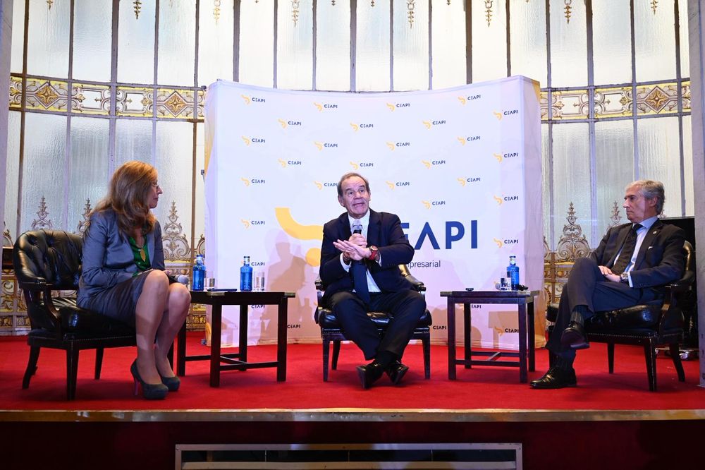 El secretario general iberoamericano, Andrés Allamand, en la Asamblea General de CEAPI en Madrid disertando junto a la presidenta de la entidad, Nuria Vilanova, y el director general, Jordi Gutiérrez.