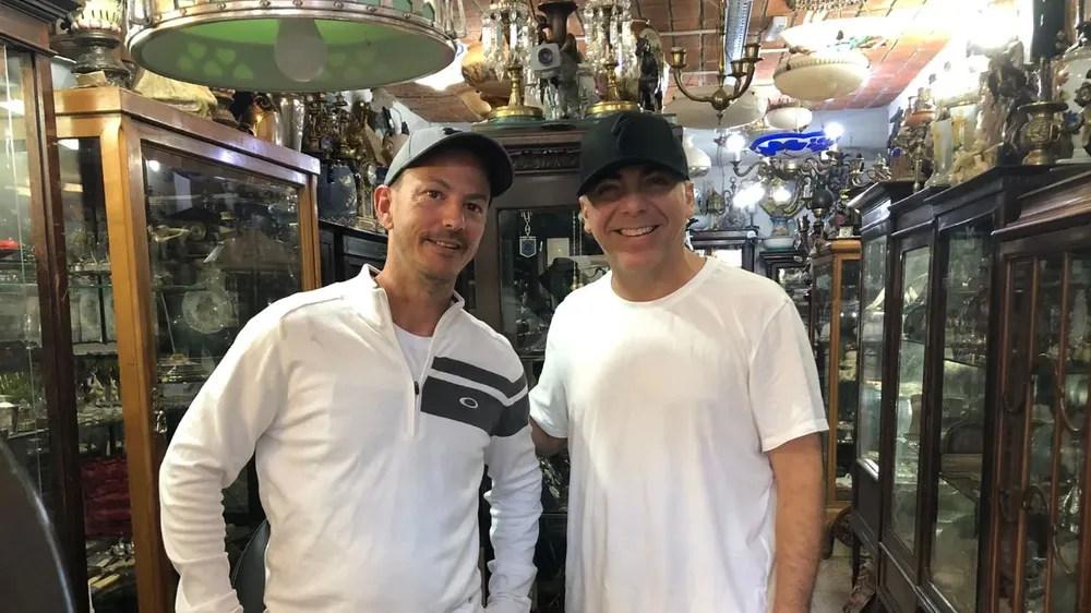 Japci Ocampos, dueño de Art Nouveau Antiques, y el cantante mexicano Cristian Castro