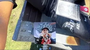 Bruno Betancor leyendo el libro de Fabián ONeill