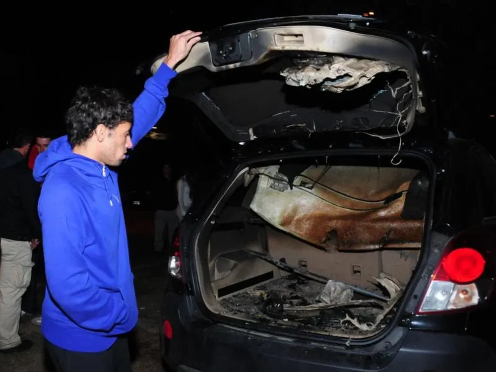Urreta observa el estado de su camioneta tras el incendio