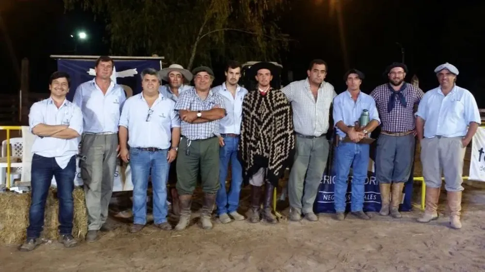 Federico Rodríguez y parte de su equipo junto a los cabañeros