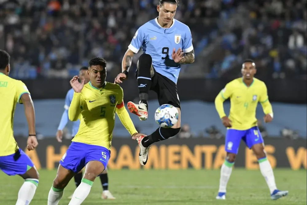 Darwin Núñez de Uruguay enfrentando a Brasil por Eliminatorias
