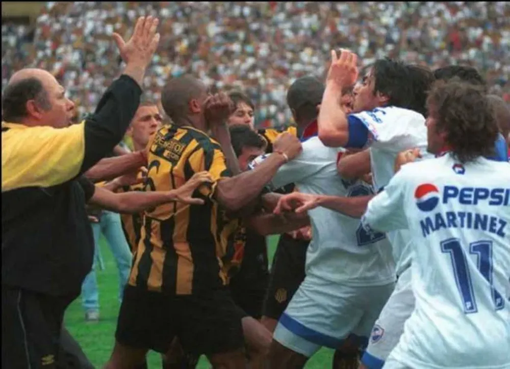 La pelea en el clásico del Clausura 2000