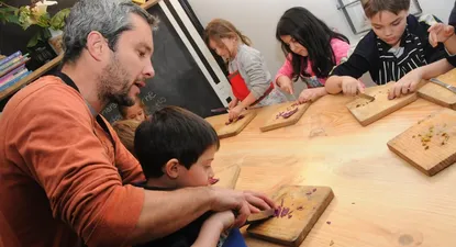La cocina de Diego Ruete se convirtió en salón de clases para niños