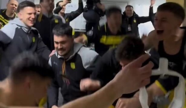 Los jugadores de Peñarol celebraron en la clasificación en la Copa Libertadores en el vestuario y se la dedicaron a Nacional