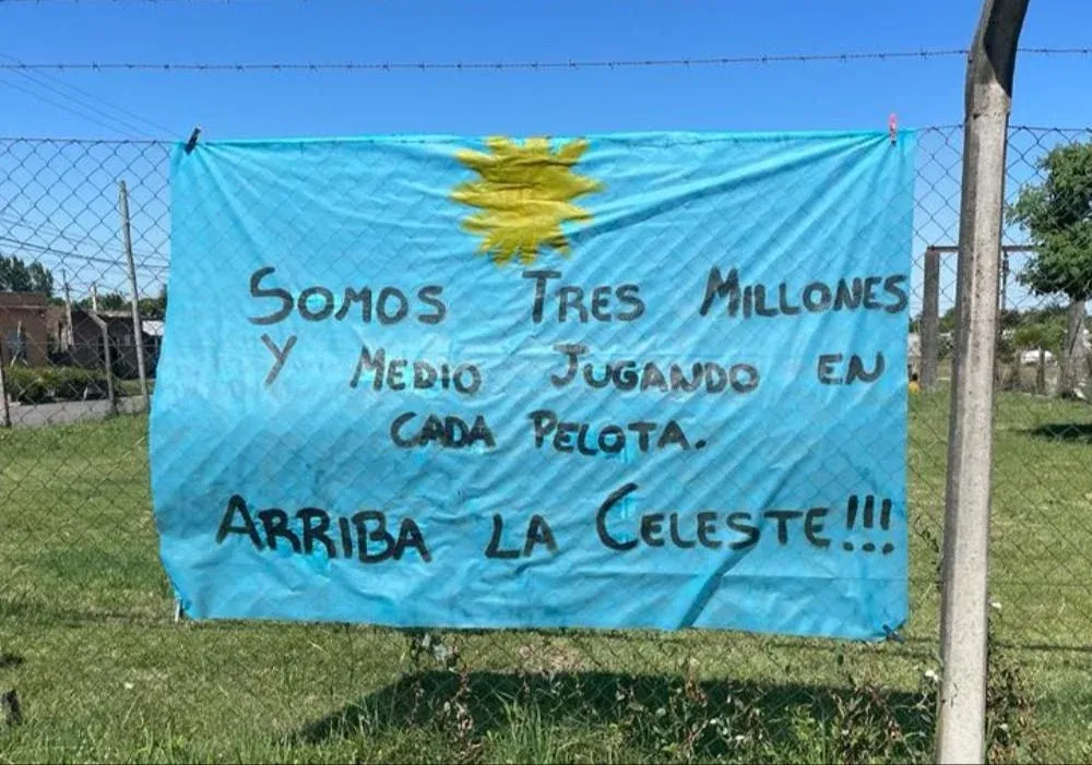 El mensaje que escribió el Vasco Ostolaza a los jugadores celestes que están en el Mundial de Qatar 2022 y que se replicó en una escuela y en un barrio de Dolores