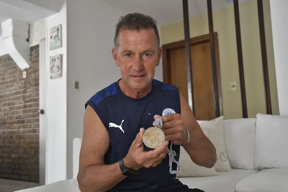 Mario López con la medalla de la Copa Libertadores 1988
