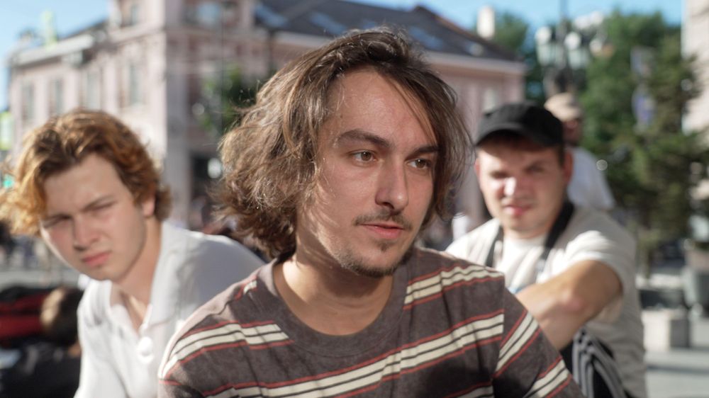 El músico local Johnny London dice que los jóvenes rara vez hablan de la guerra de Ucrania.