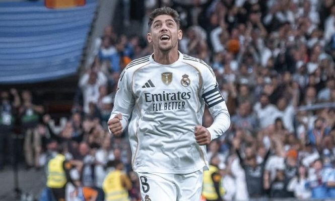 Federico Valverde celebra el triunfo clásico de Real Madrid ante Barcelona por LaLiga de España