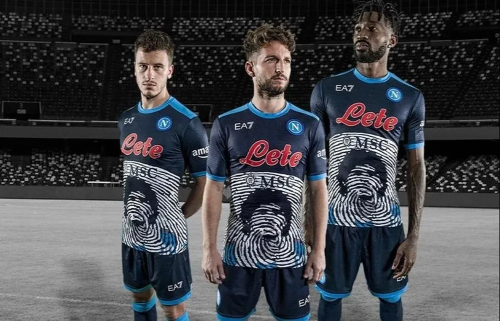 Napoli usara una camiseta en homenaje a Maradona por que solo haran 1926 de cada color