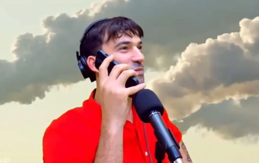 Pedro Rosemblat mostrando un audio de Lali Espósito