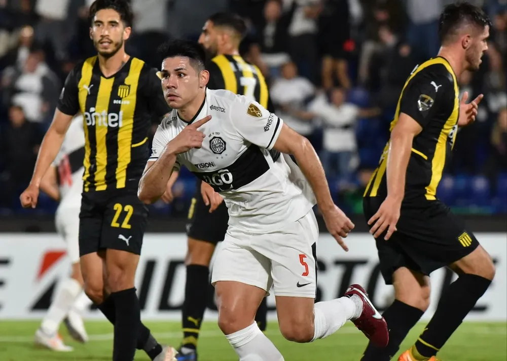 Saúl Salcedo celebra el 1-0 para Olimpia ante Peñarol