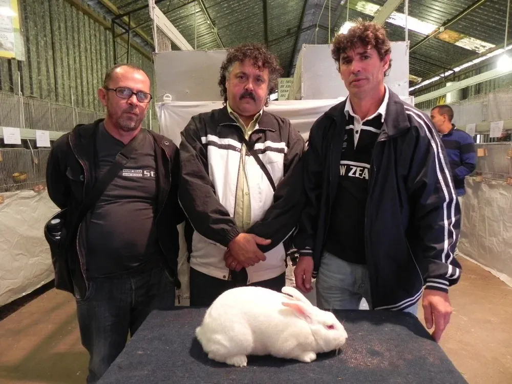 Integrantes de la cabaña con el mejor macho de la exposición