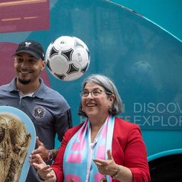 La alcaldesa Daniella Levine Cava y el mediocampista del Inter Miami, Gregore, posan frente al logotipo de la Copa Mundial de la FIFA 2026, en 2023.