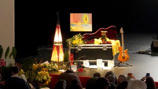 Miles de fans despiden a Robe Iniesta en un emotivo homenaje en Plasencia