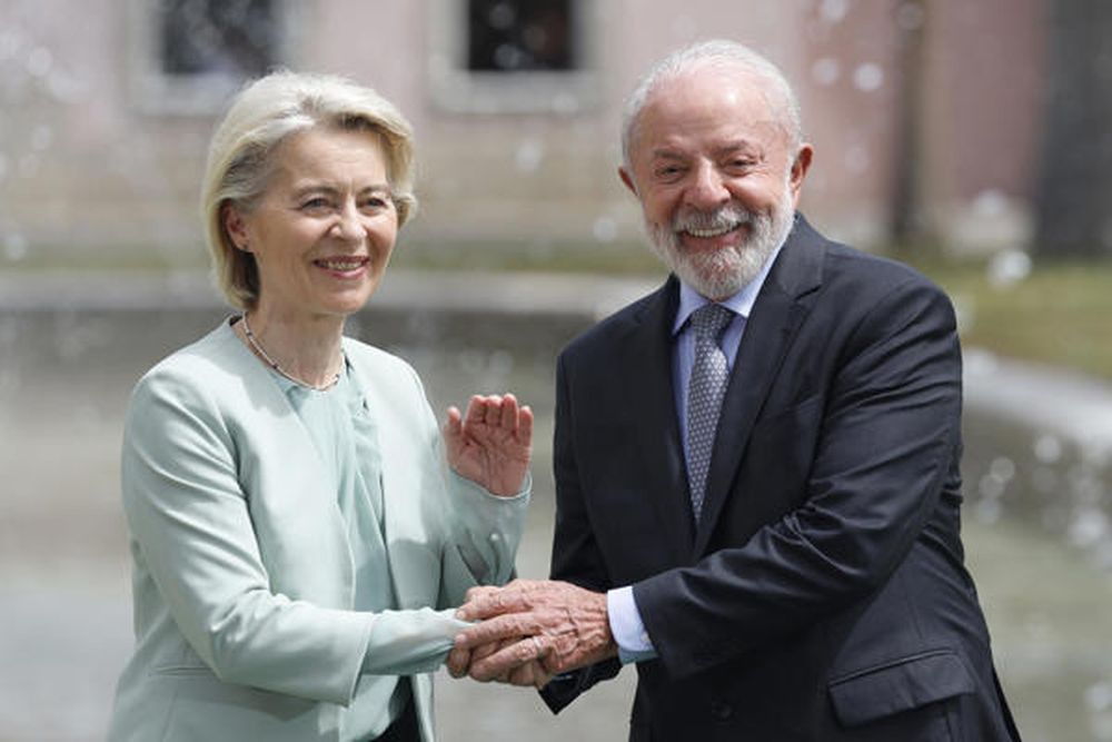 El presidente de Brasil, Luiz Inácio Lula da Silva (d), posa junto a la presidenta de la Comisión Europea, Ursula Von der Leyen (i), este viernes en el Palacio de Itamaraty, en Río de Janeiro (Brasil). Lula recibió un día antes de la firma del acuerdo comercial a Von der Leyen, donde discutirán temas de la agenda internacional