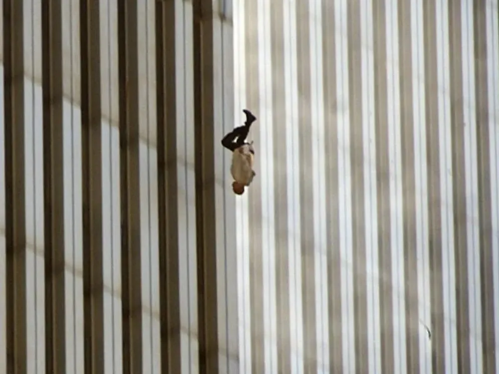 Una persona salta al vacío tras el ataque a las Torres Gemelas