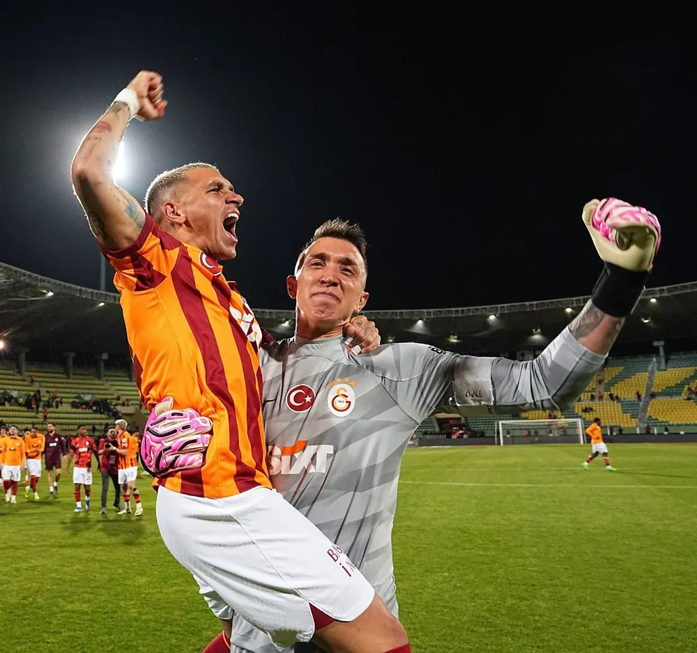 Fernando Muslera y Lucas Torreira celebran el título de la Supercopa de Turquía