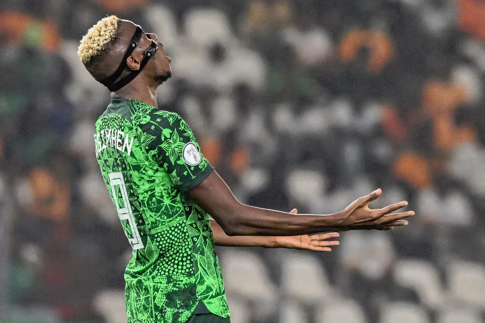 Victor Osimhen de Nigeria se lamenta del gol anulado a Nigeria