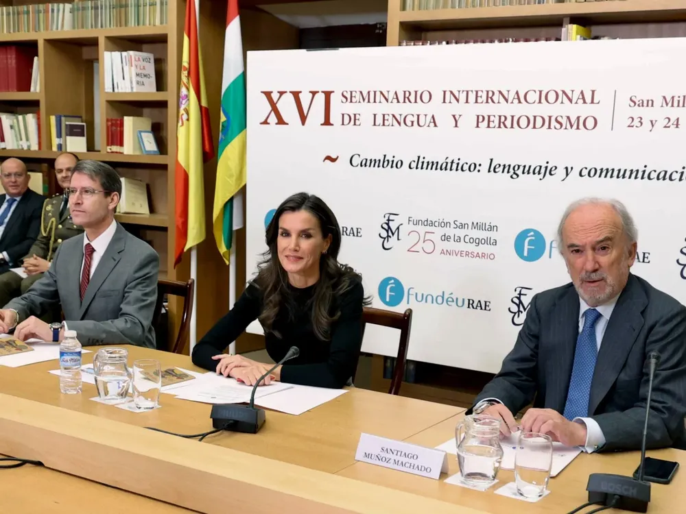 La reina Letizia, el presidente del Gobierno de La Rioja, Gonzalo Capellán (i) y el presidente de la FundéuRAE, Santiago Muñoz durante la clausura de XVI Seminario Internacional de Lengua y Periodismo