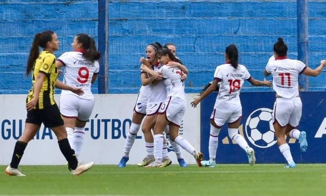 Alison Latua de Nacional celebra con sus compañeras su gol 