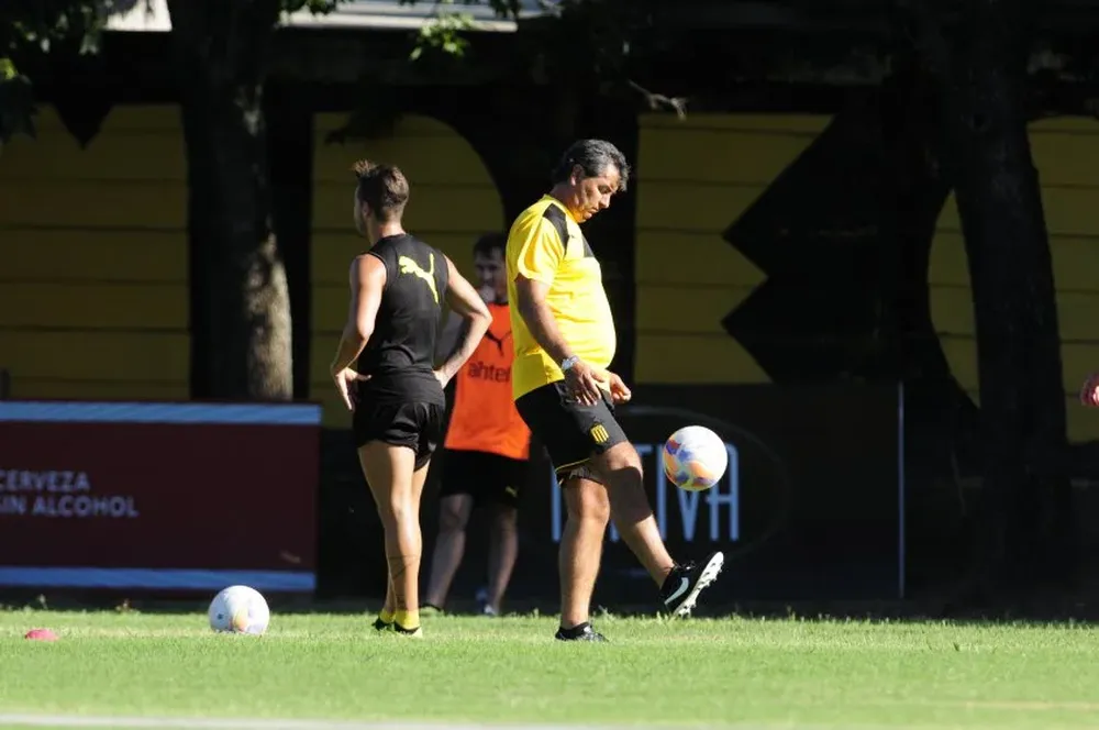 El entrenador pretende una mitad de cancha que se adapte a diferentes sistemas tácticos.