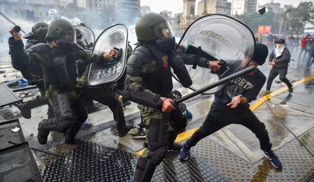 El objetivo de ese ataque, sostienen desde el Gobierno, no era otro que el de interrumpir la sesión que se lleva a cabo en el Senado por La Ley Bases.
