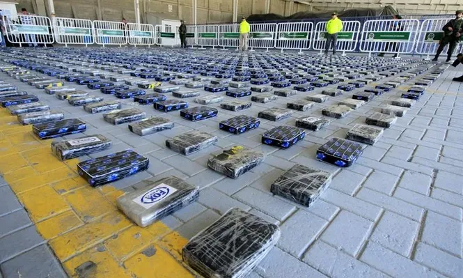 Colombia- Integrantes de la policía de Colombia custodian un alijo de cocaína estimado en 1,5 toneladas