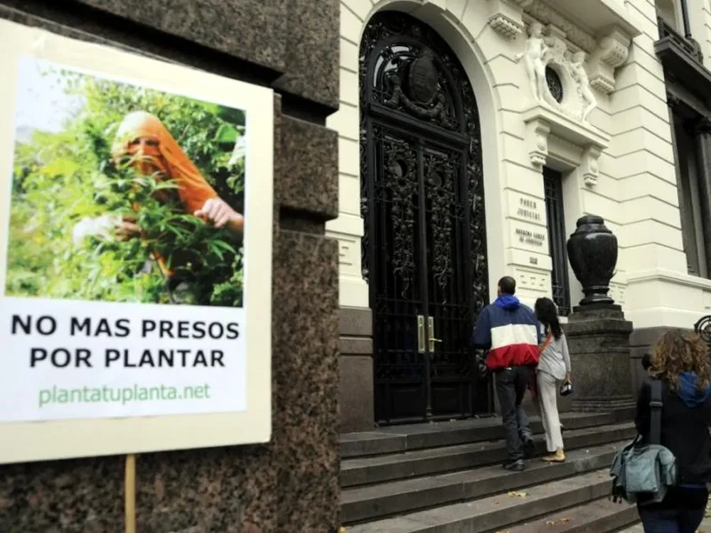Cartel en defensa de la legalización del consumo de marihuana, en la entrada de la Suprema Corte de Justicia