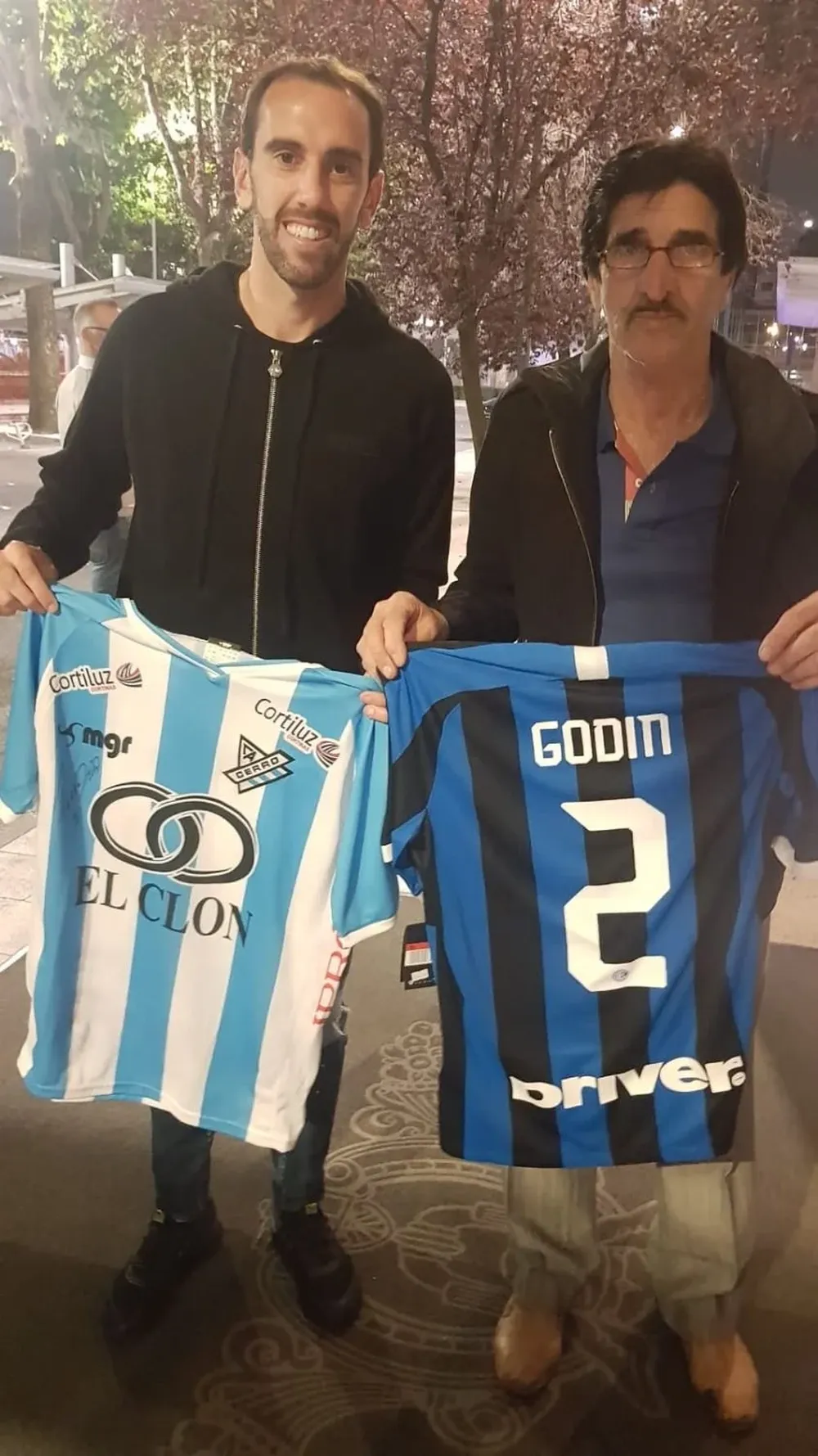 Diego Godín junto a Justo Sánchez en la previa de la Gala de FIFA