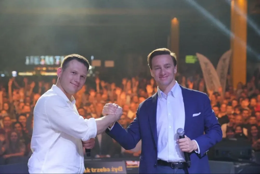 Slavomir Mentzen y Krzysztof Bosak, los principales dirigentes del partido de extrema derecha Confederación en la convención realizada el 23 de septiembre.