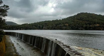 Vista del embalse de Foix al 104% de su capacidad. (Europa Press)