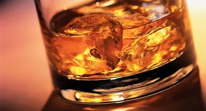 Uruguayos toman menos whisky pero cada vez más eligen el importado