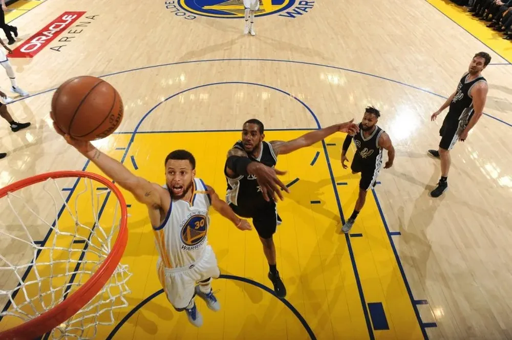 Curry volvió a ser figura para el 2-0 ante los Spurs