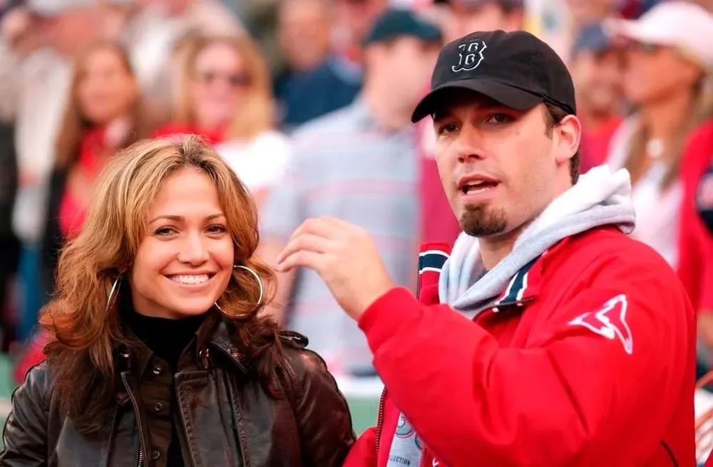 Jennifer Lopez y Ben Affleck en el Fenway Park en Boston el 11 de octubre de 2003