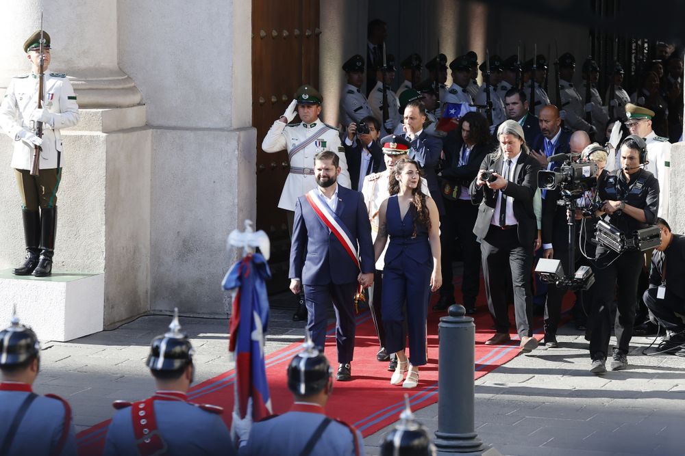 El presidente saliente de Chile, Gabriel Boric, junto a su pareja Paula Carrasco, salen del palacio de La Moneda este miércoles