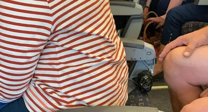 polemica con easyjet por foto de una pasajera en un asiento sin respaldo